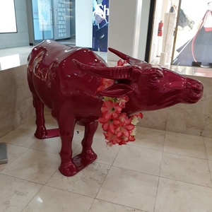グアムタモンサンズプラザの赤い水牛